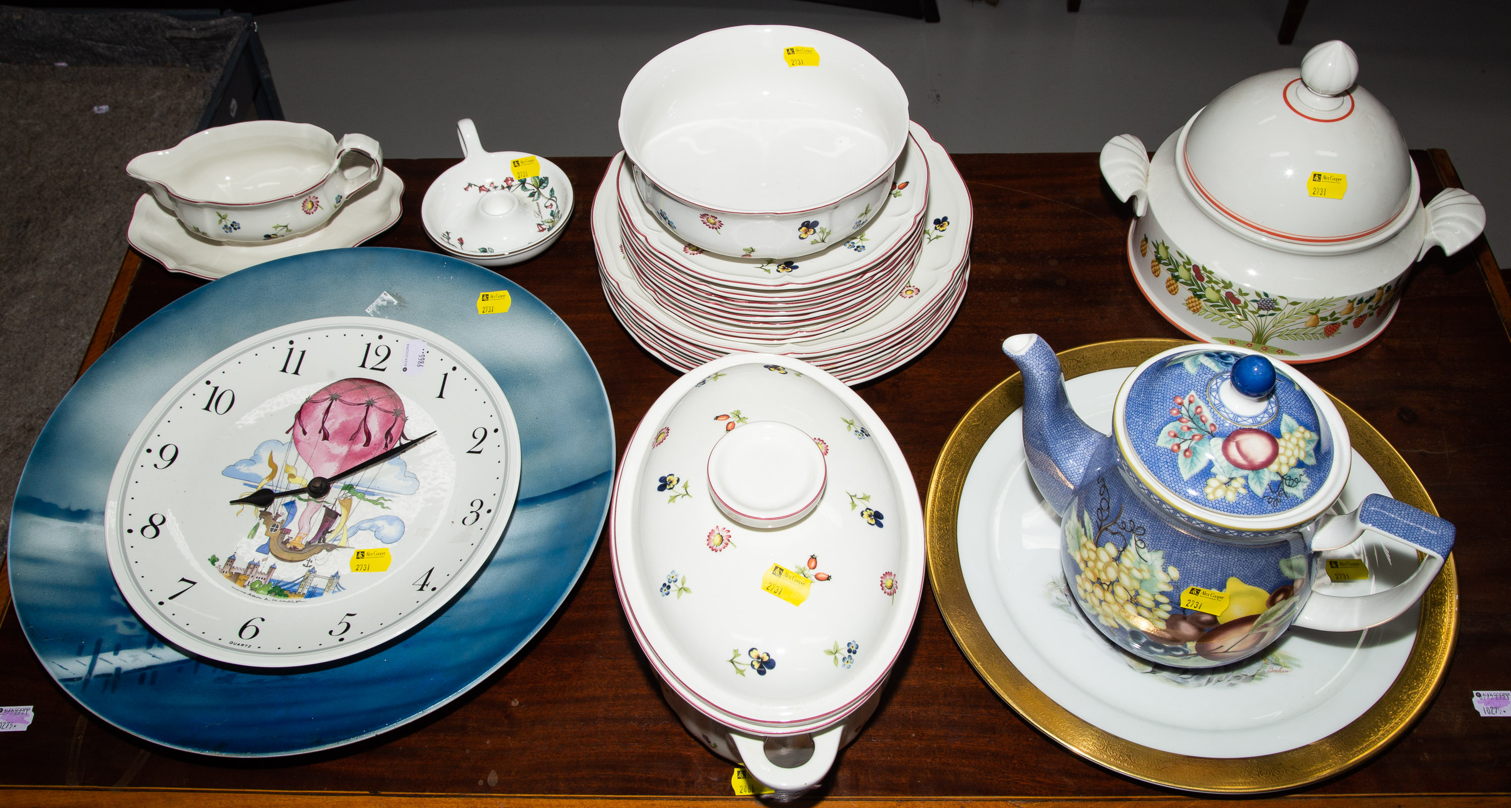 AN ASSORTMENT OF DECORATIVE CHINA &