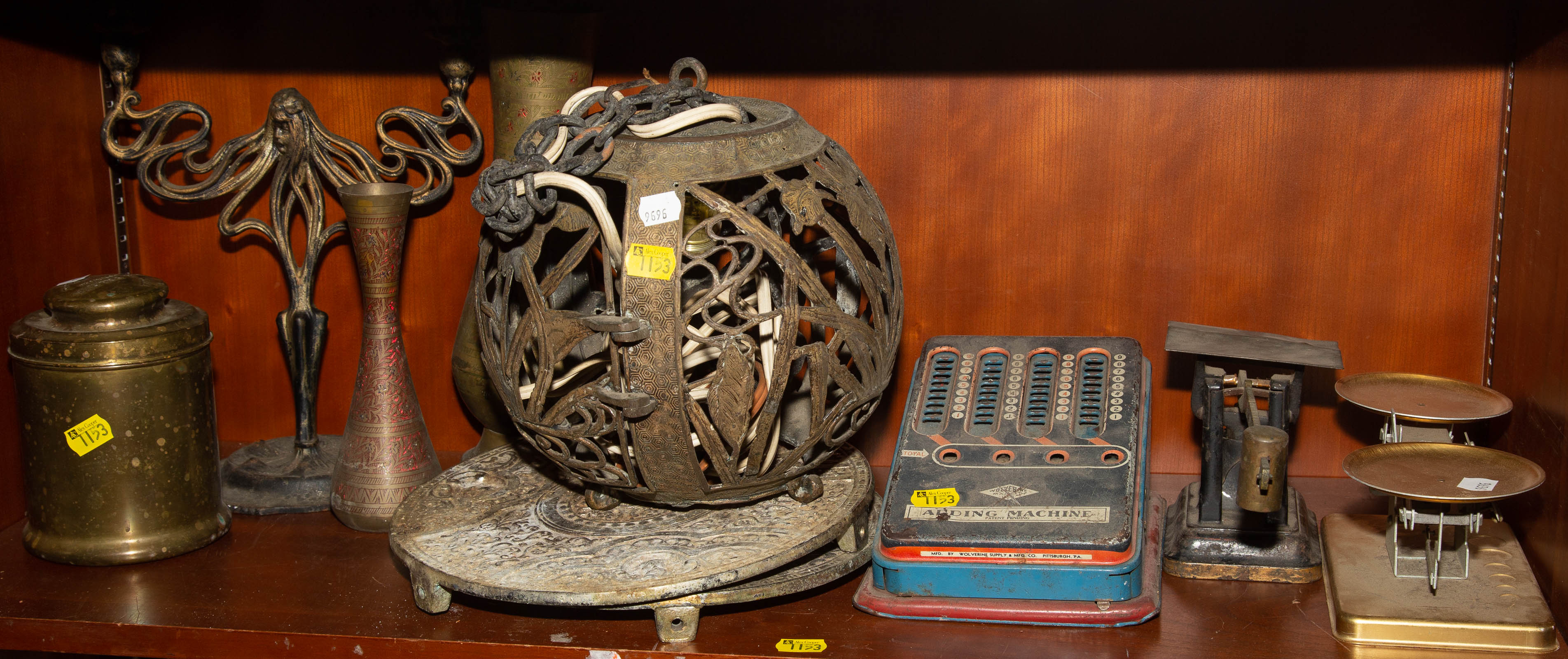 AN ASSORTMENT OF DECORATIVE ITEMS