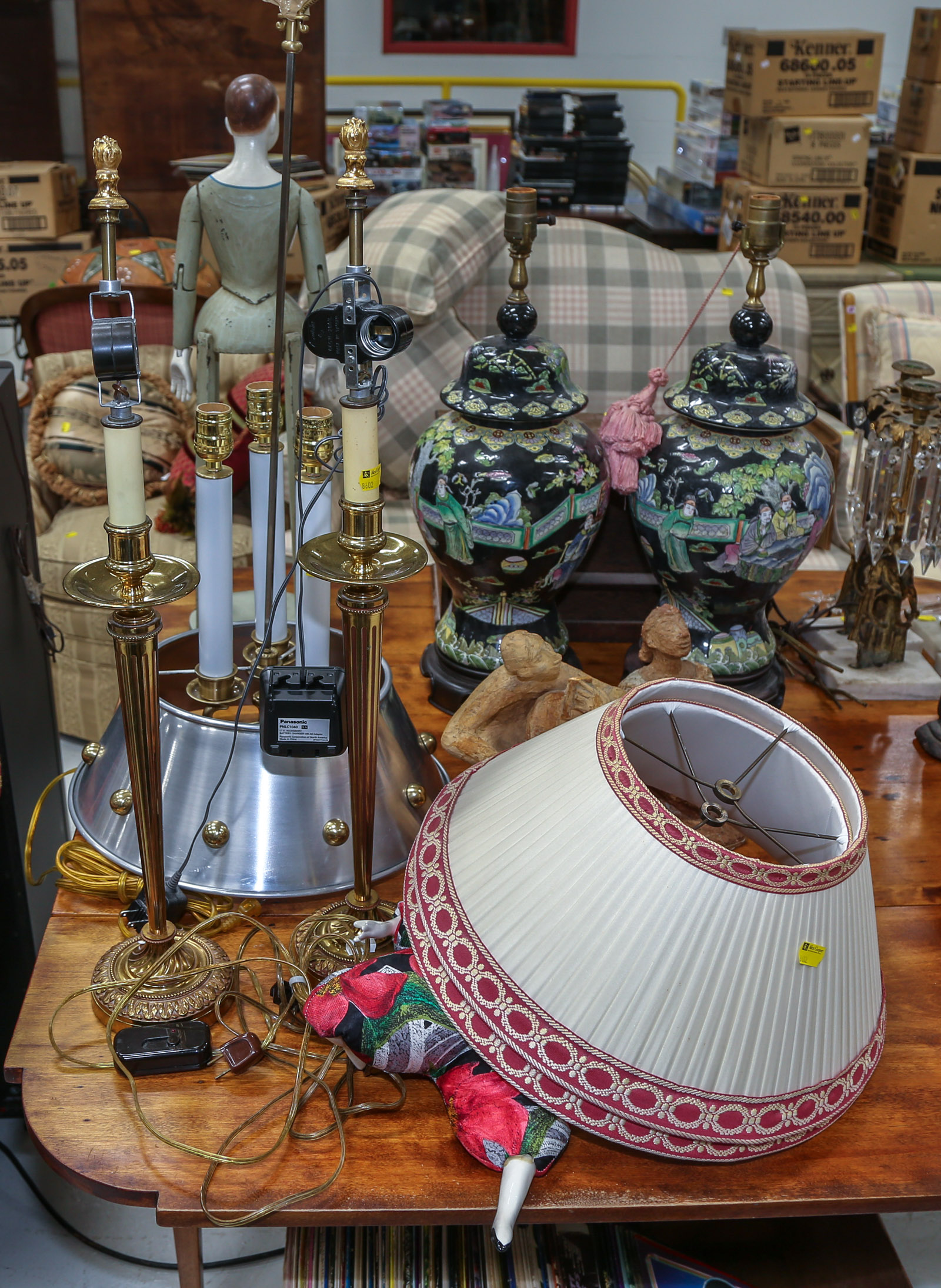 AN ASSORTMENT OF DECORATIVE ITEMS