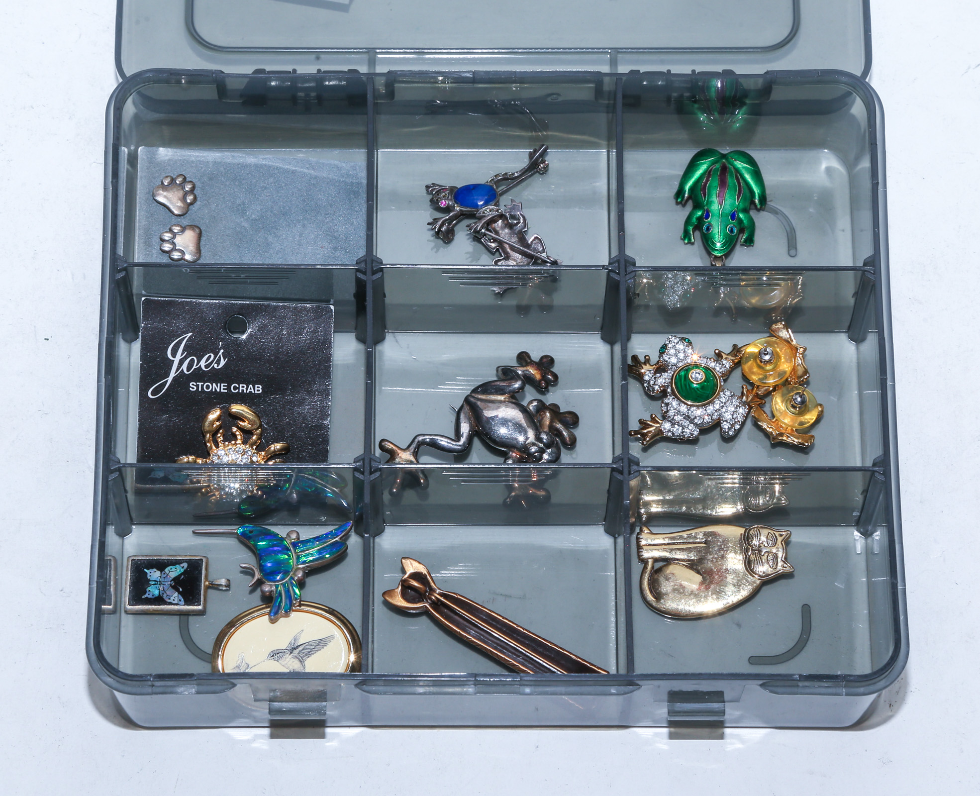 AN ASSORTMENT OF FROG & ANIMAL PINS