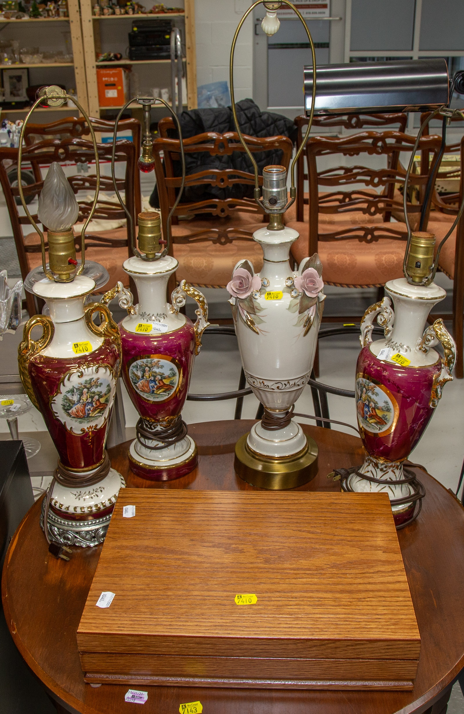 AN ASSORTMENT OF LAMPS & GILT