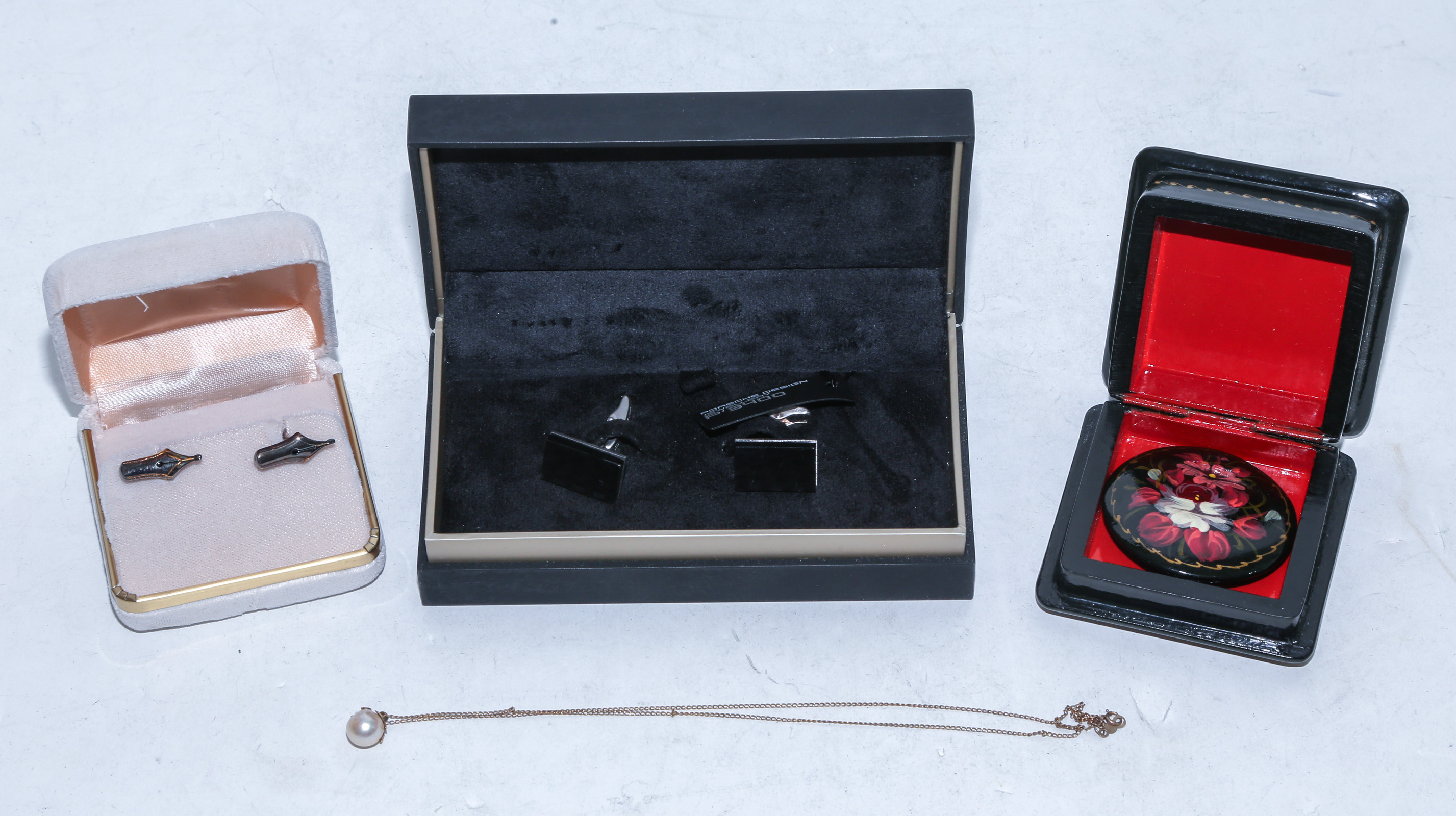 AN ASSORTMENT OF PINS, CUFFLINKS