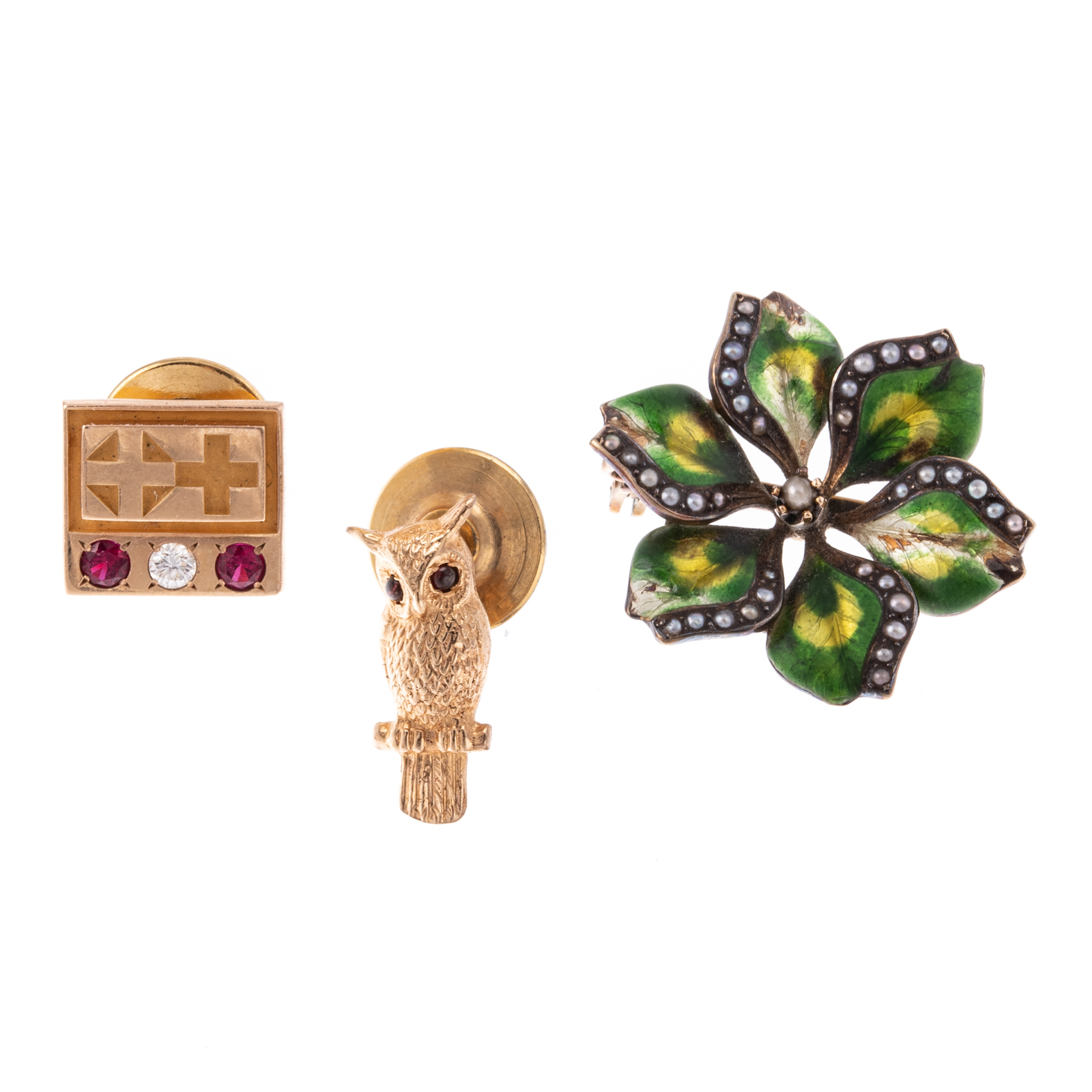 AN ASSORTMENT OF TIE TACKS & BROOCH