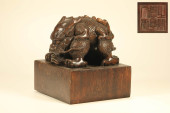 AN EAGLEWOOD 'TWIN-DRAGON KNOB