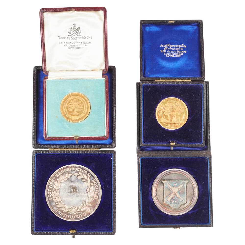 AN EARLY 20TH-CENTURY 18CT GOLD