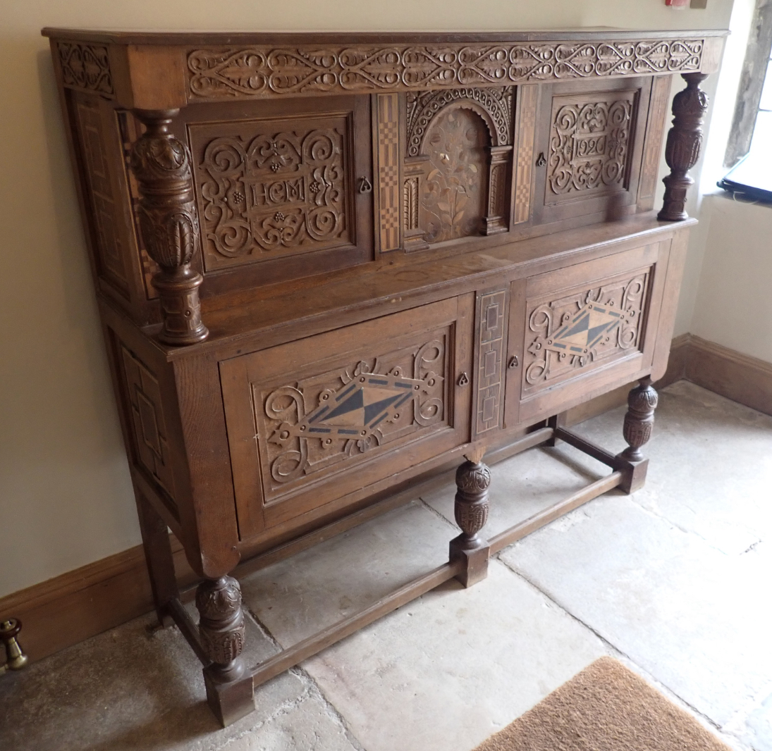AN EARLY 20TH CENTURY OAK COURT