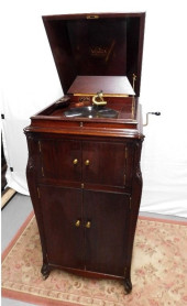 AN EARLY RCA FLOOR MODEL VICTR