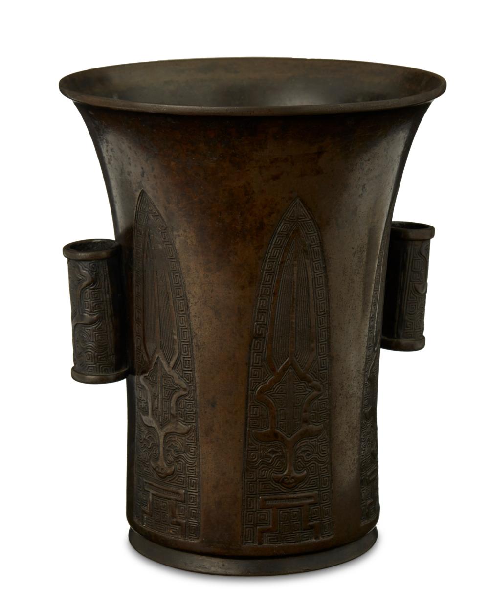 AN EAST ASIAN-STYLE ARCHAISTIC