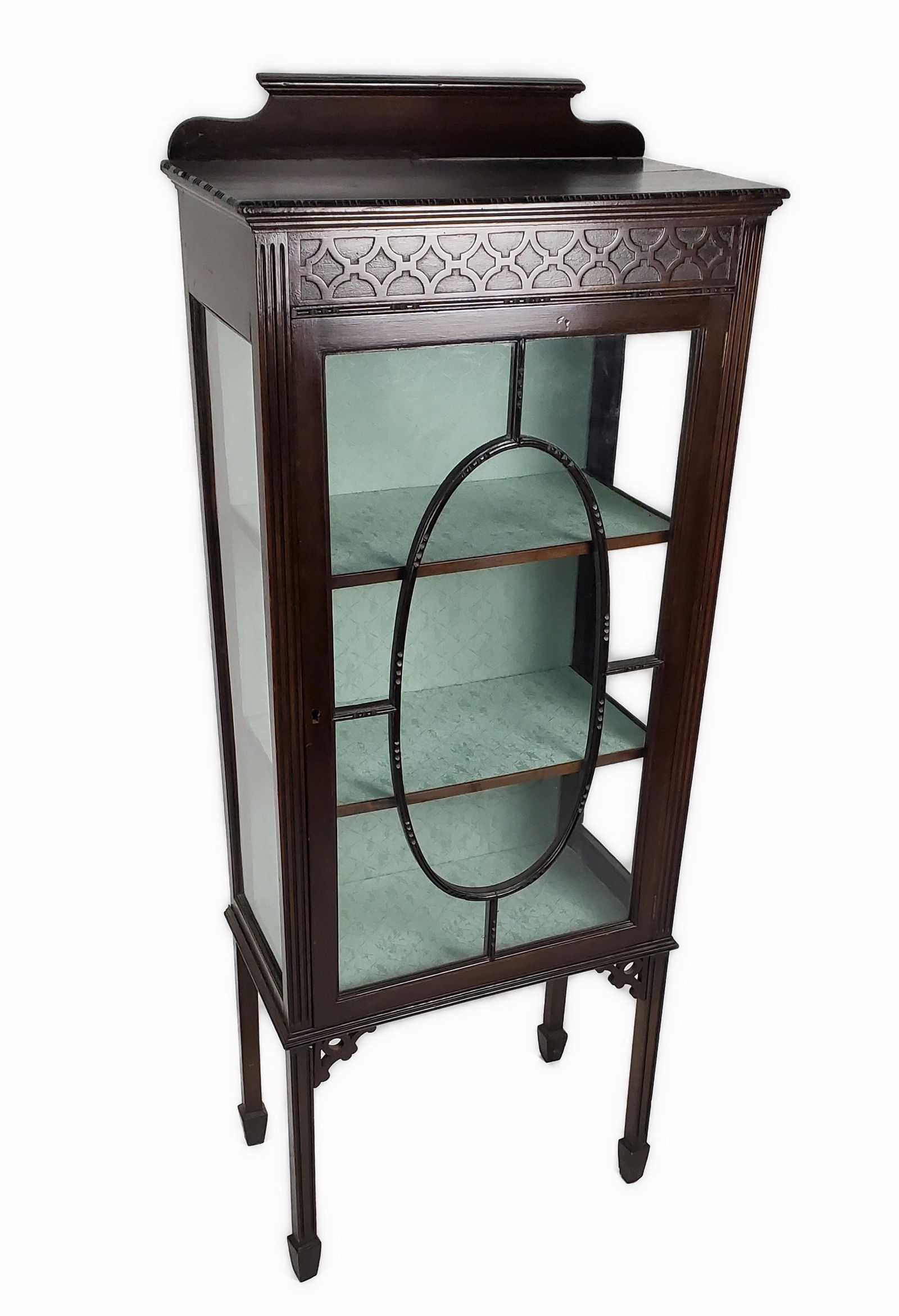 AN EDWARDIAN ANTIQUE DISPLAY