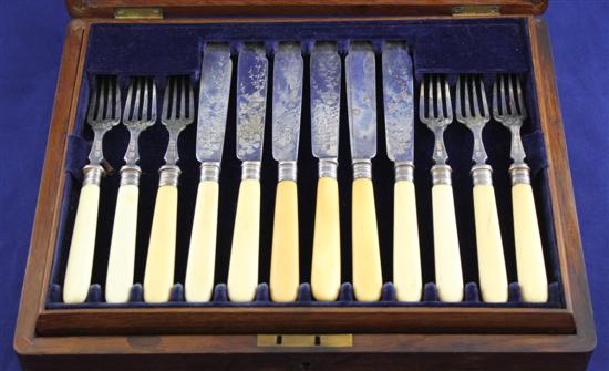 An Edwardian cased set of twelve