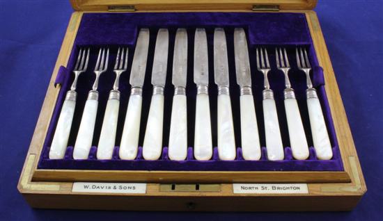 An Edwardian cased set of twelve