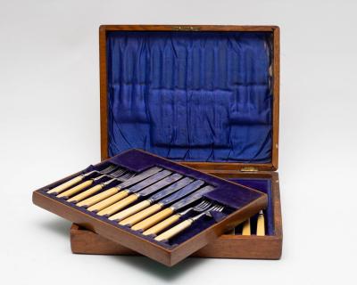 An Edwardian cased set of twelve