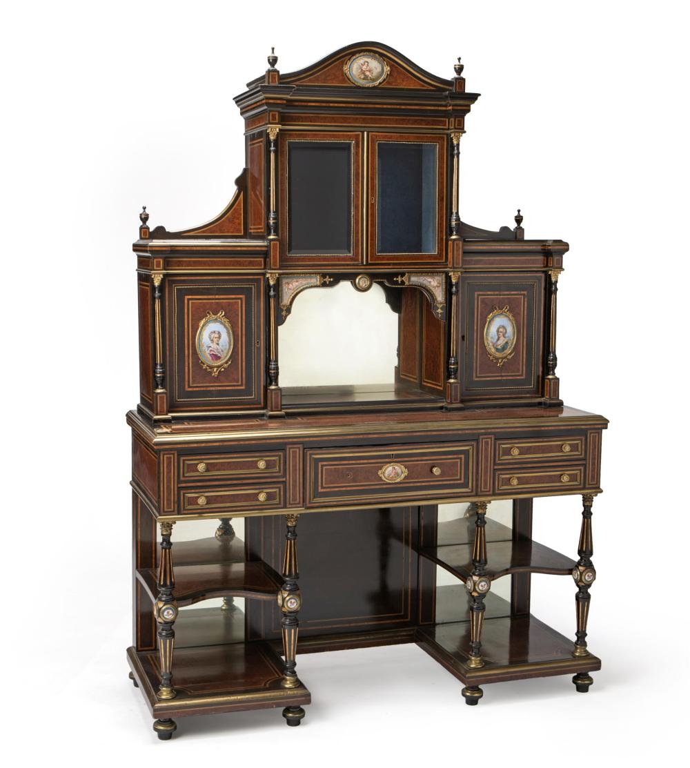 AN EDWARDIAN éTAGèRE DISPLAY