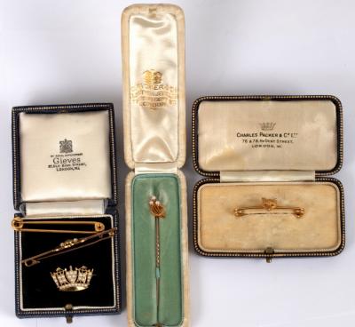 An Edwardian fox mask stock pin,