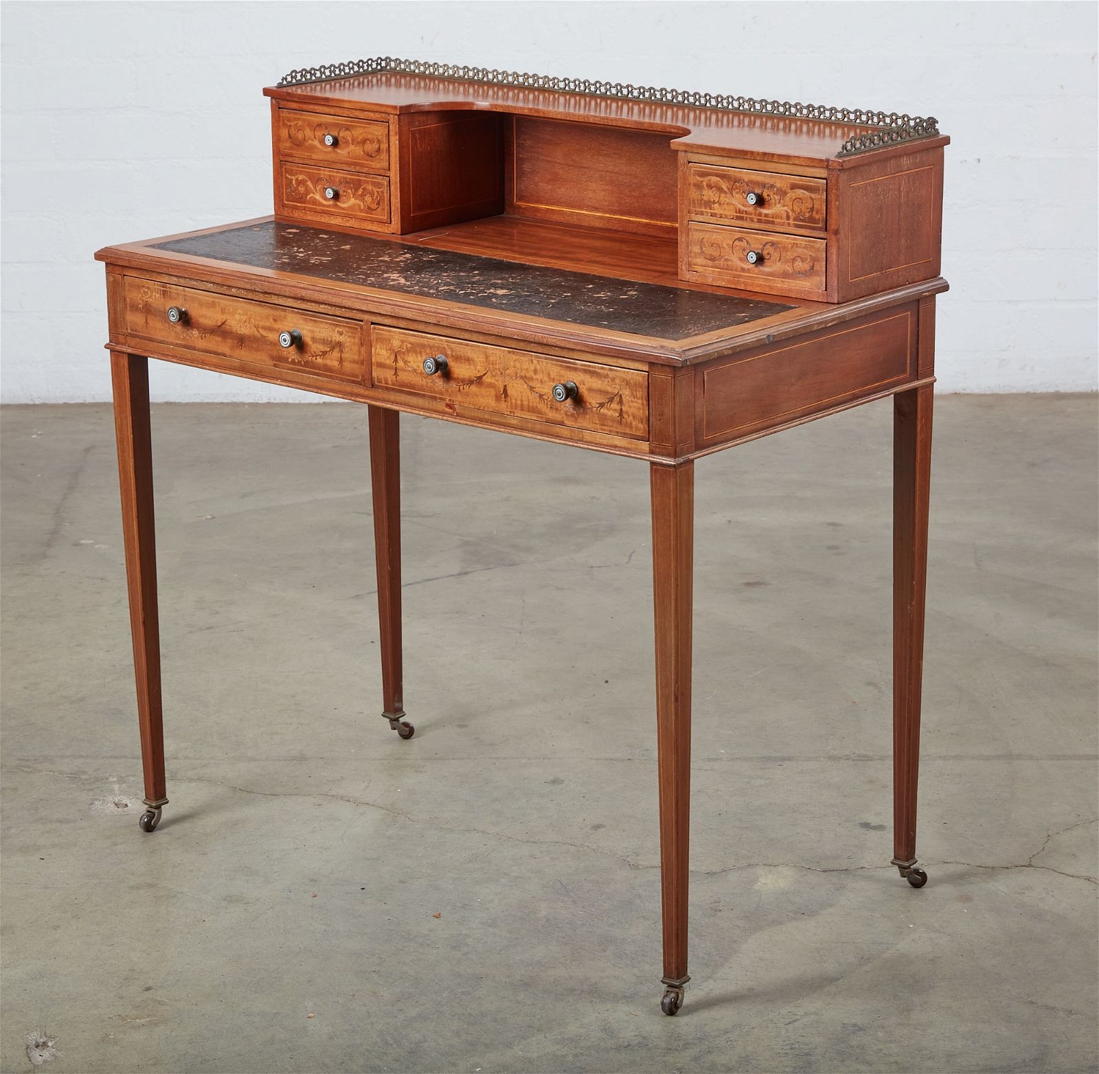 AN EDWARDIAN INLAID MAHOGANY