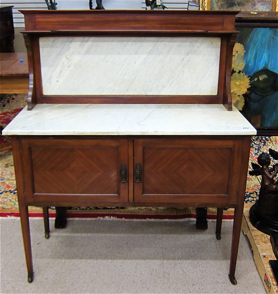 AN EDWARDIAN MAHOGANY WASHSTAND