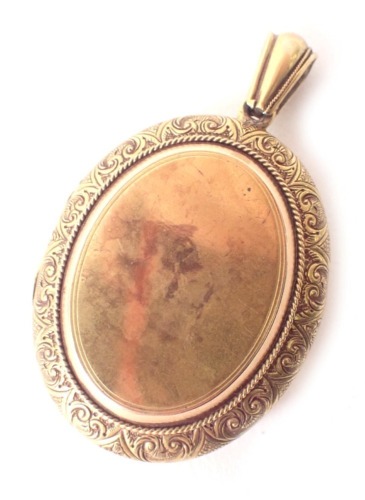 An Edwardian pinchbeck oval locket,