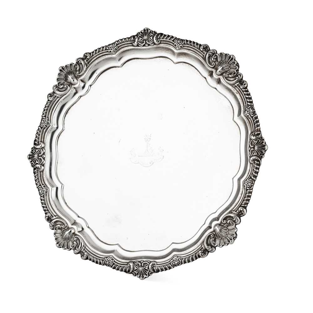 AN EDWARDIAN SALVER Goldsmiths &