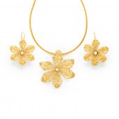 AN EIGHTEEN KARAT GOLD SUITE A