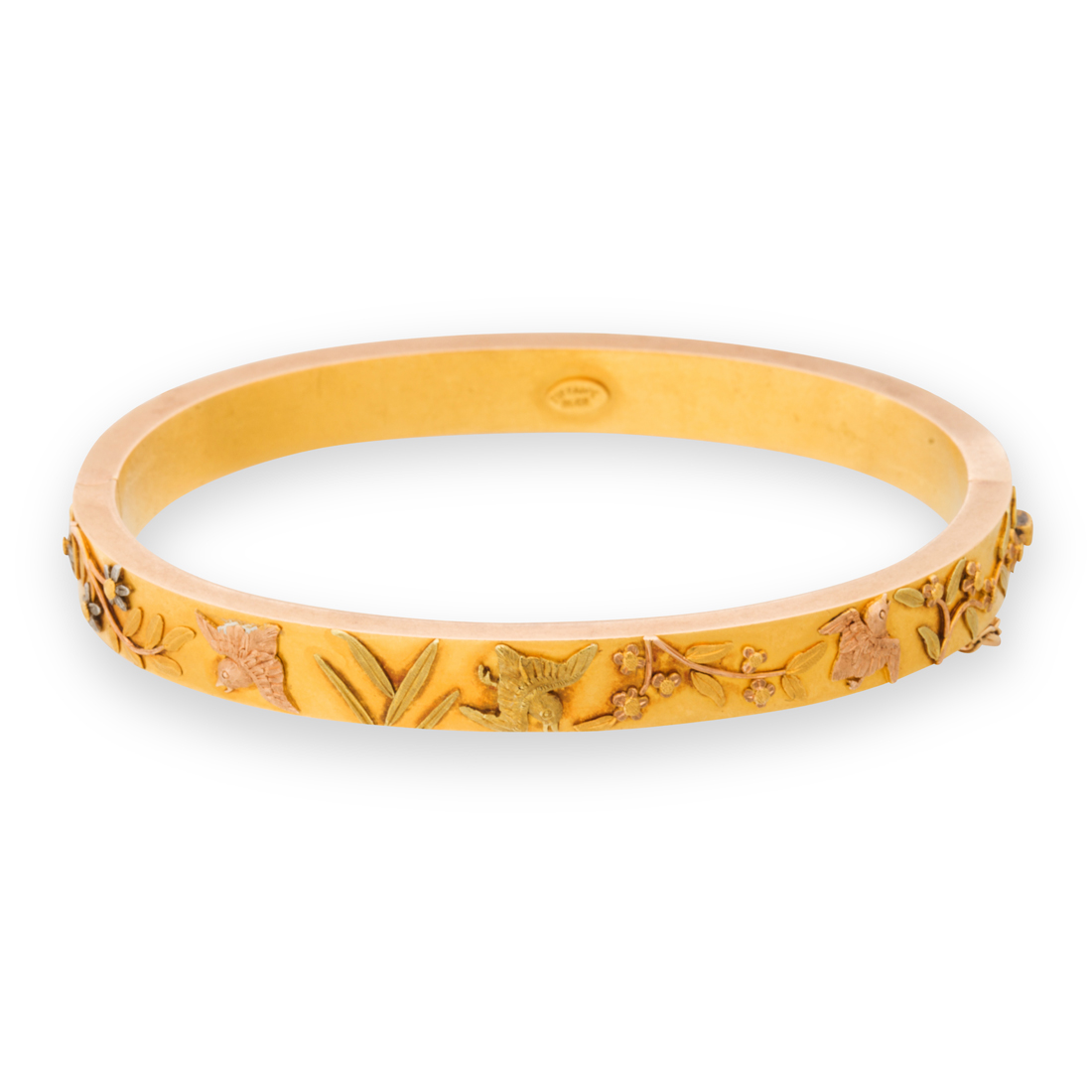 AN EIGHTEEN KARAT TRI-COLOR GOLD