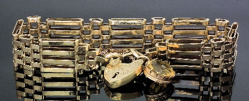 An Elizabeth II 9ct gold four bar