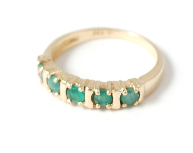 AN EMERALD AND FOURTEEN KARAT