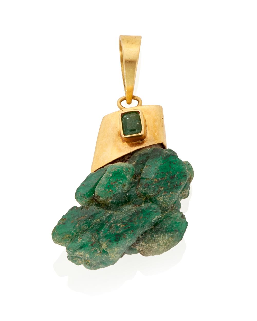 AN EMERALD PENDANTAn emerald