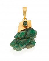 AN EMERALD PENDANTAn emerald p