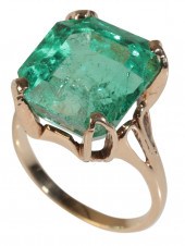 AN EMERALD RING emerald measur