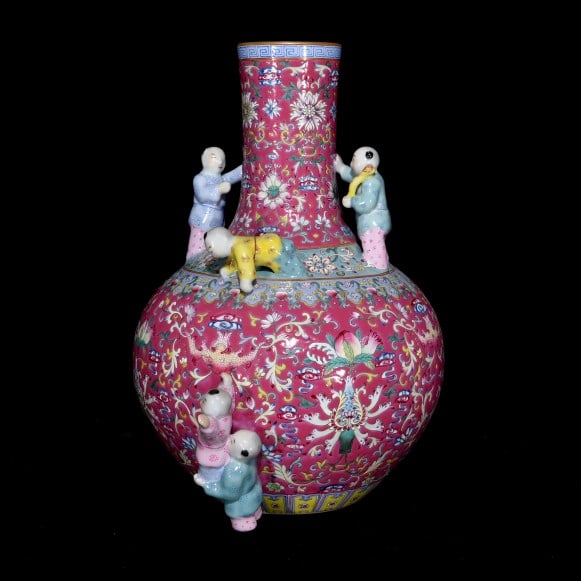 AN ENAMEL 'INTERLOCKING FLOWERS,
