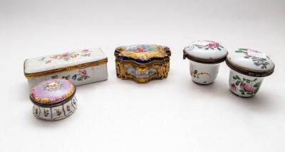 An enamel rectangular trinket