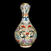 AN ENAMEL WITH GILT 'INTERLOCK