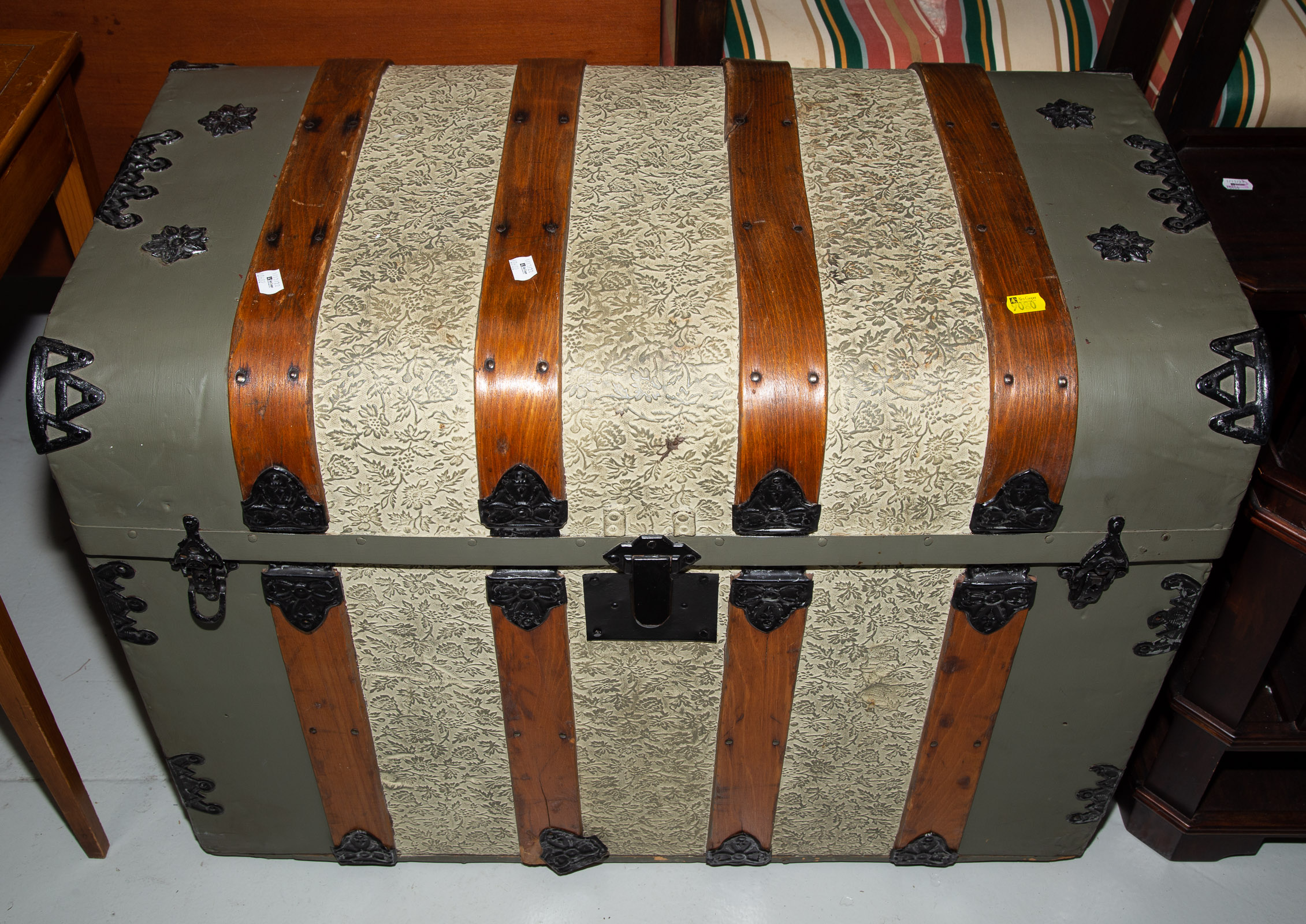 AN END TABLE & DECORATIVE TRUNK End