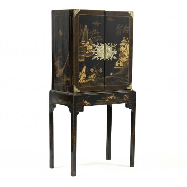 AN ENGLISH CHINOISERIE CABINET ON