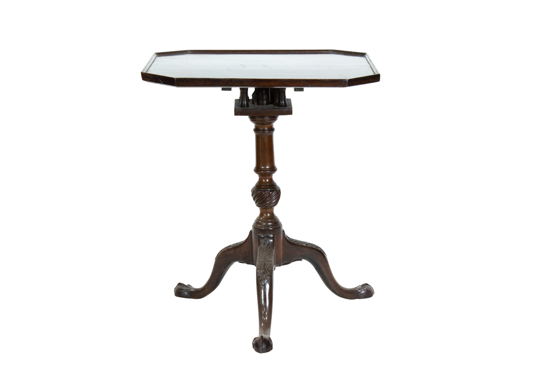 AN ENGLISH GEORGE III OCTAGONAL