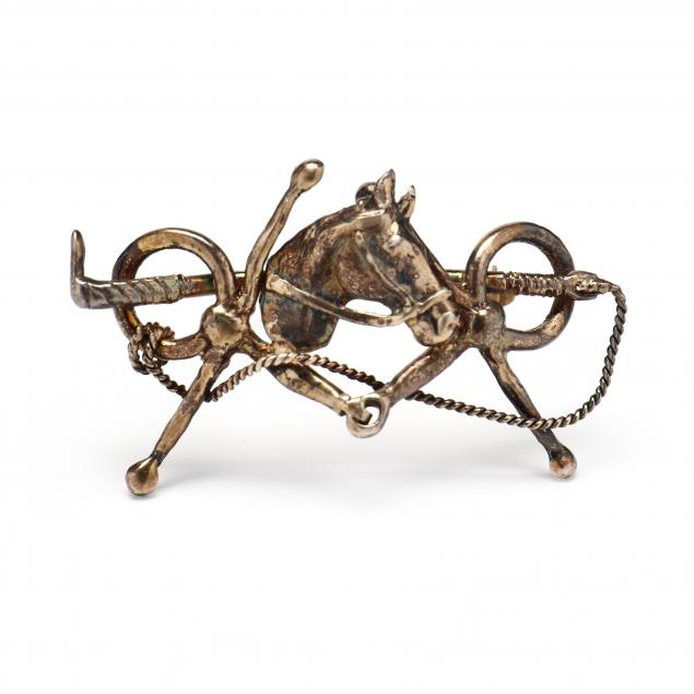 AN EQUESTRIAN THEME SILVER BROOCH