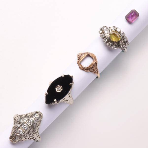 AN ESTATE LOT OF FOUR GOLD RINGS