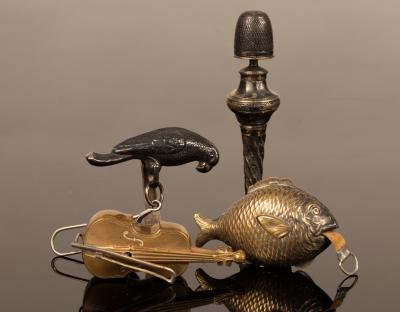 An etui in the form of a seal