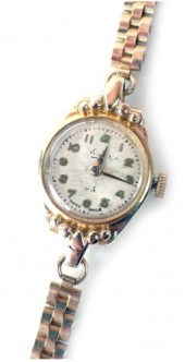 An Everite 9ct gold ladies wri