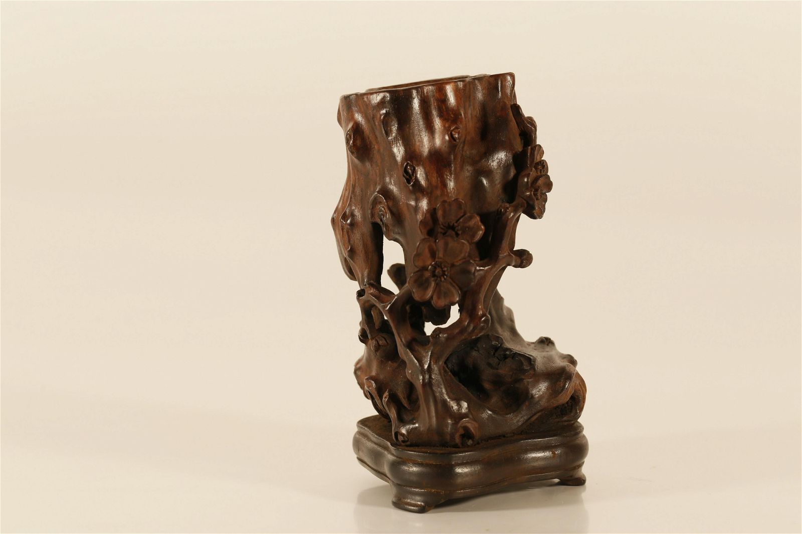 AN EXQUISITE CARVING ZITAN WOOD