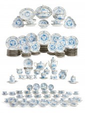 AN EXTENSIVE HEREND PORCELAIN