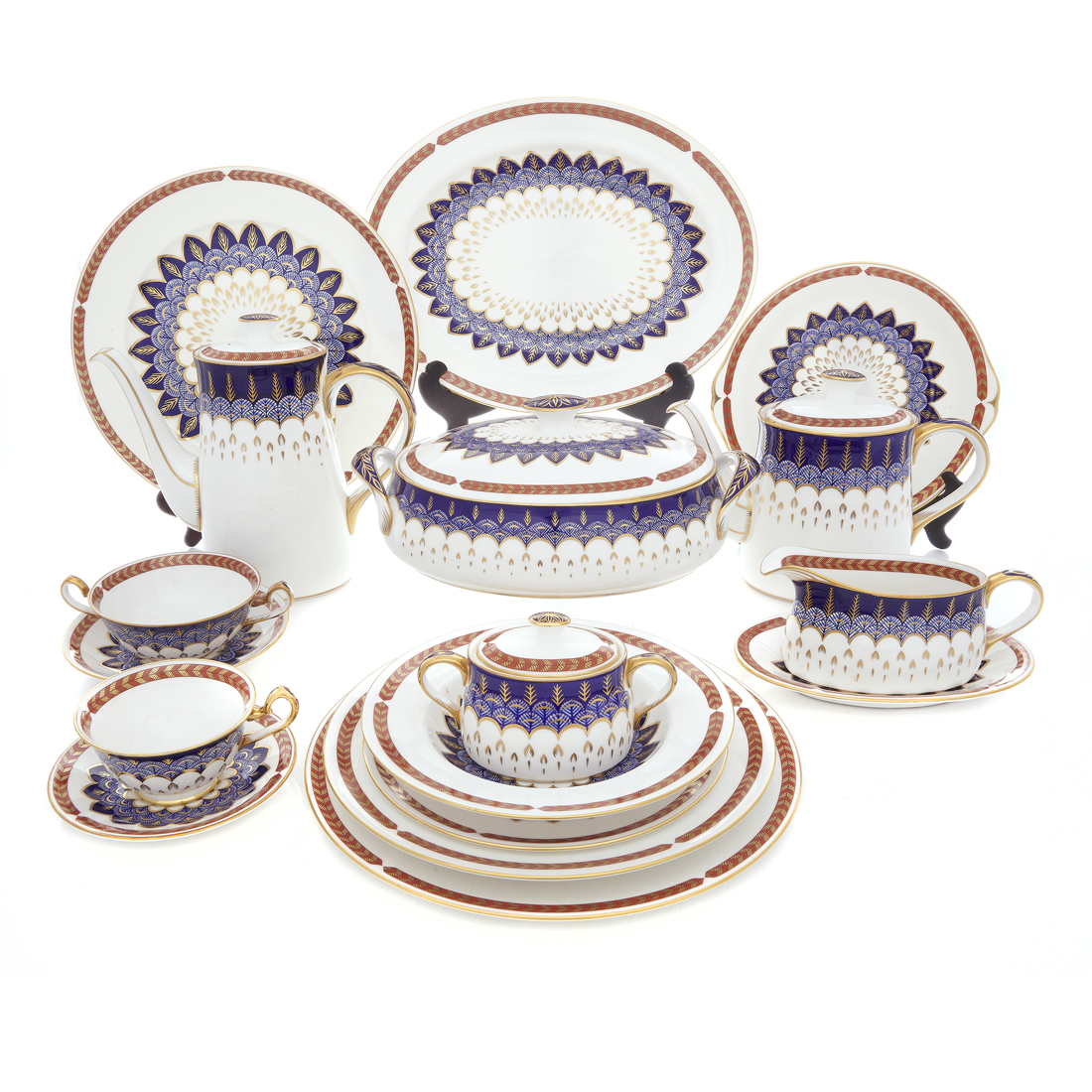 AN EXTENSIVE ROYAL CROWN DERBY