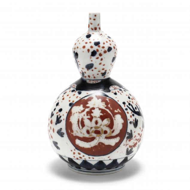 AN IMARI DOUBLE GOURD SHAPED VASE
