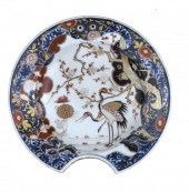 AN IMARI SHAVING BOWL<br />
t