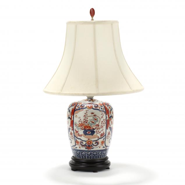 AN IMARI STYLE PORCELAIN GINGER JAR