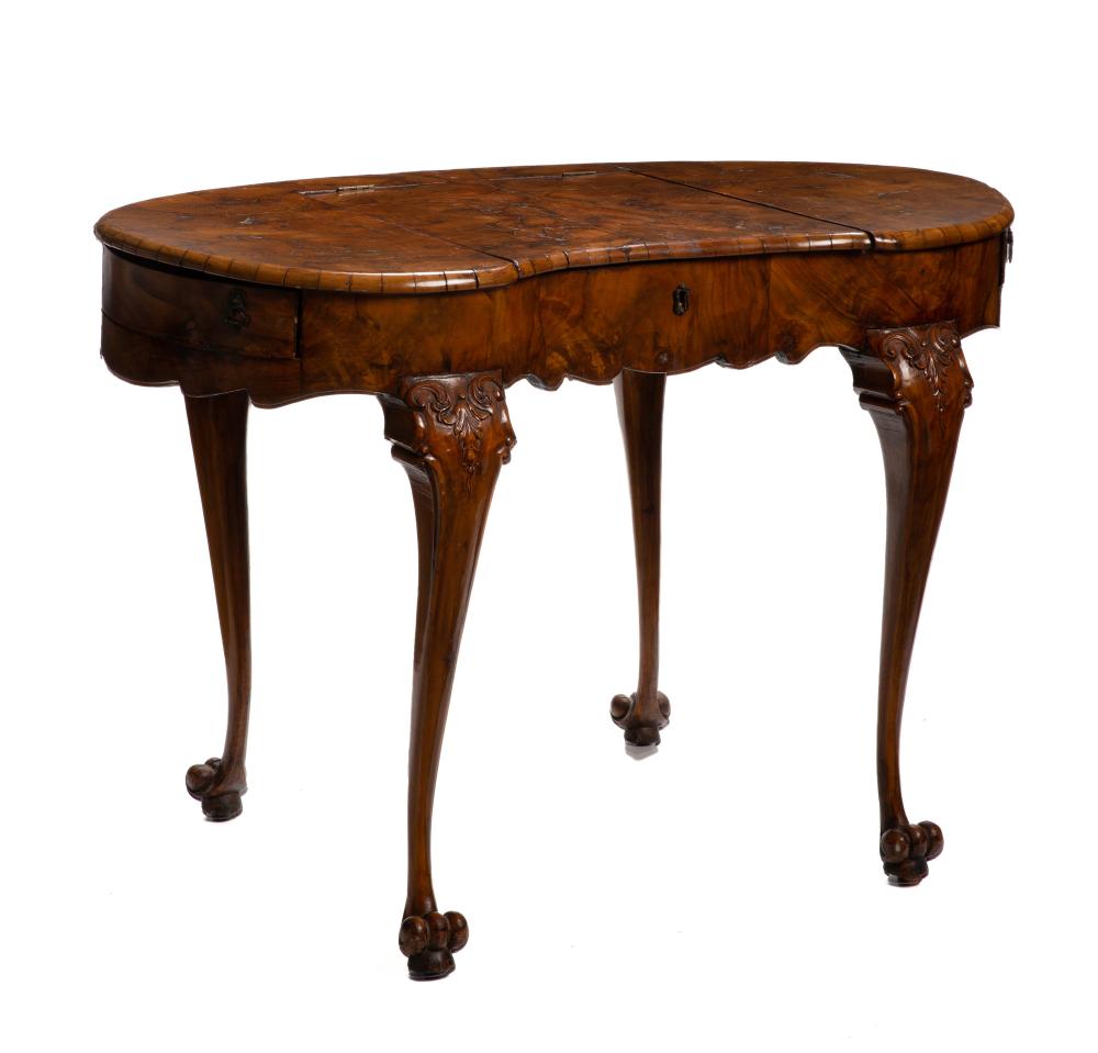 AN ITALIAN FLIP-TOP VANITYAn