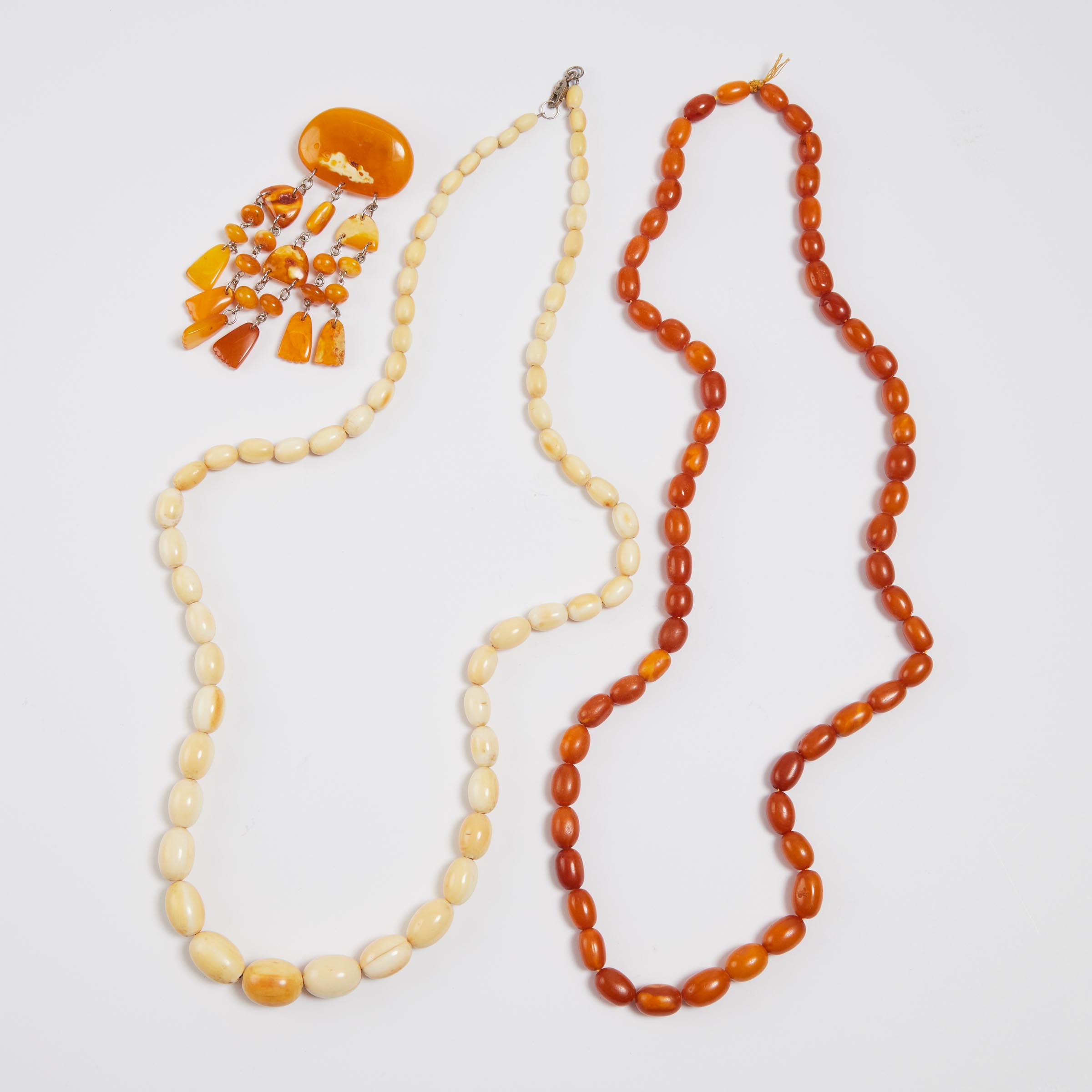 An Ivory Beaded Necklace,