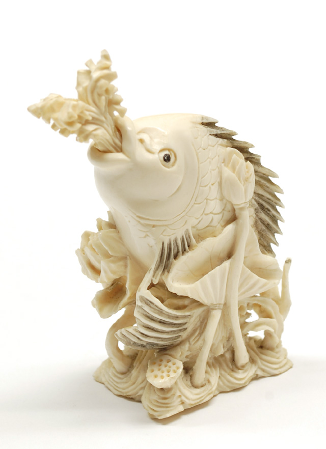 AN IVORY CARVED SNUFF/MEDICINE