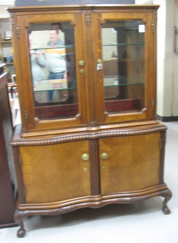 AN OAK AND MAHOGANY CHINA CABINET