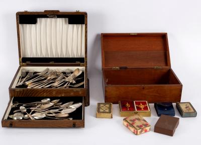 An oak canteen of silver plated